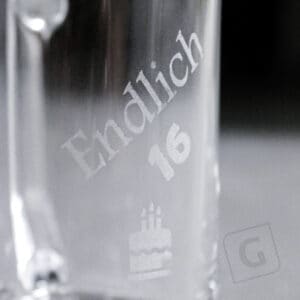 0,3L Bierkrug graviert für 16ten Geburstag mit dem Spruch Endlich 16 und einer Torte