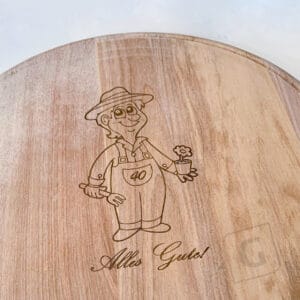 gravierter Gärtner mit 40 zum Geburtstag graviert auf ein rundes Bucheholzbrett mit 30 cm Durchmesser