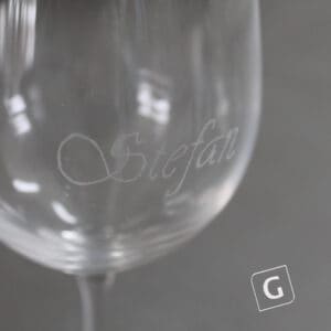 Weinglas mit Lasergravur "Stefan" als Gastgeschenk bei einer Hochzeit