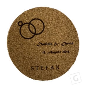 Korkuntersetzer mit Namen des Brautpaars und des Gastes